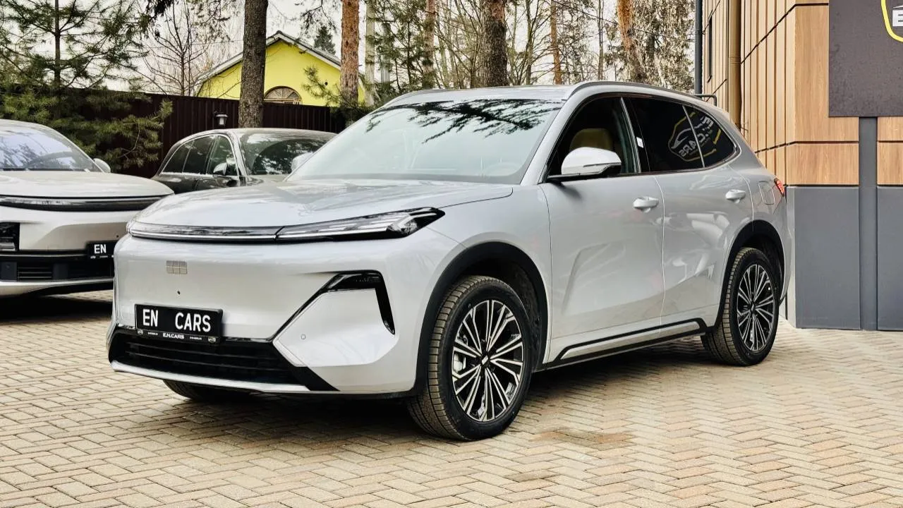 Гибридный кроссовер Geely Galaxy Starship 7: первый обзор крутого «звездолёта»