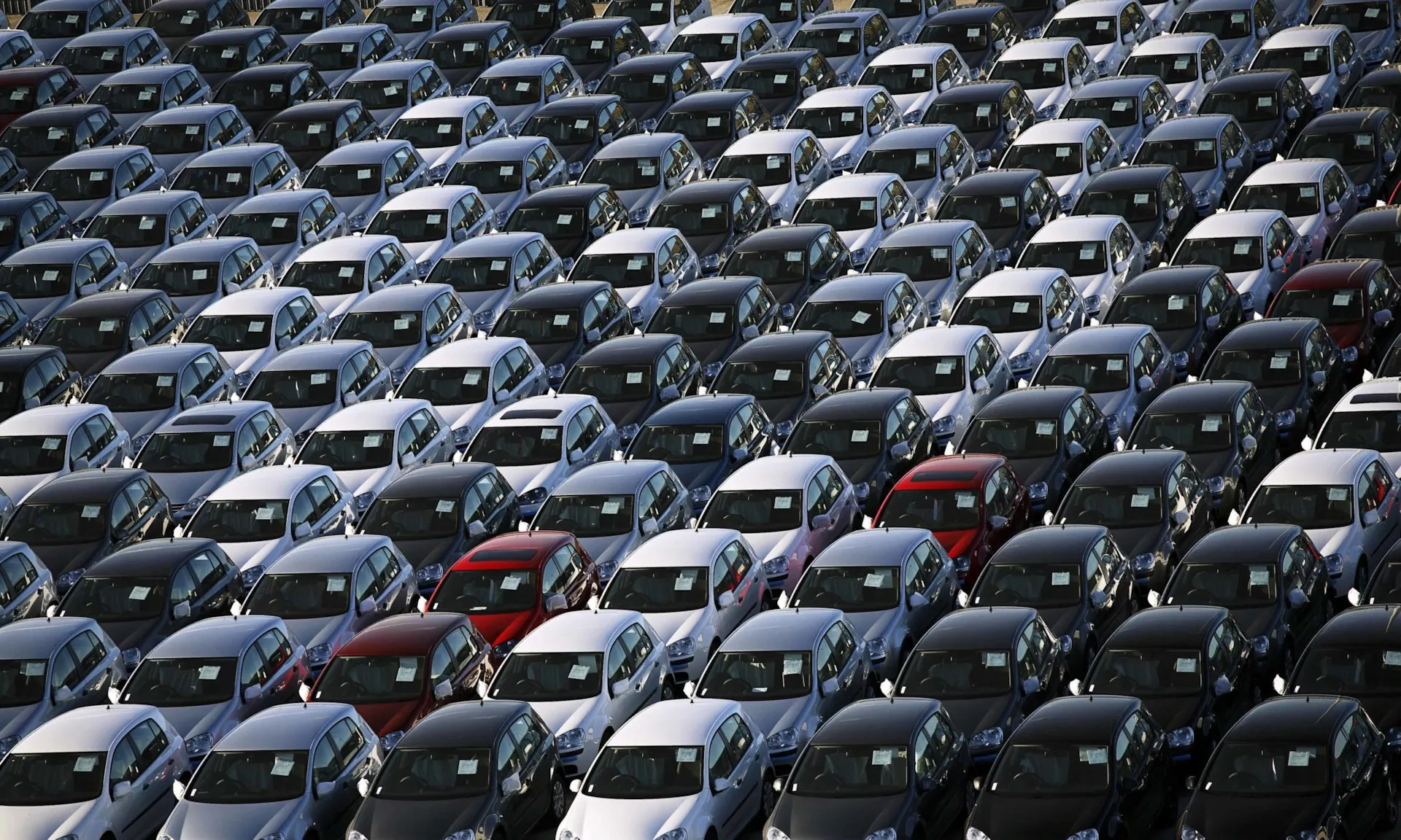 Склады российских дилеров забиты сотнями тысяч машин — это правда?