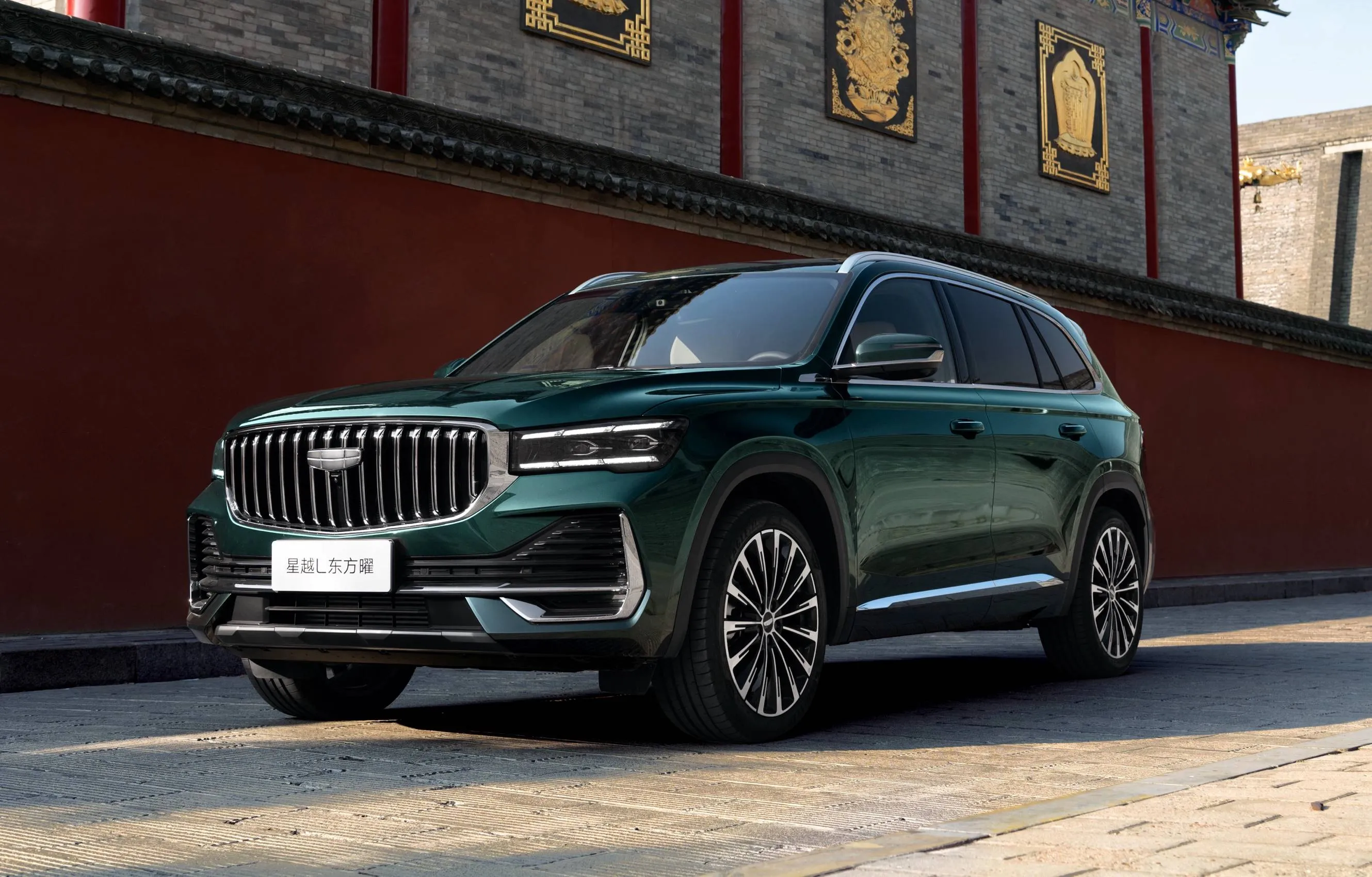 У Geely Monjaro появились новые версии: известны подробности