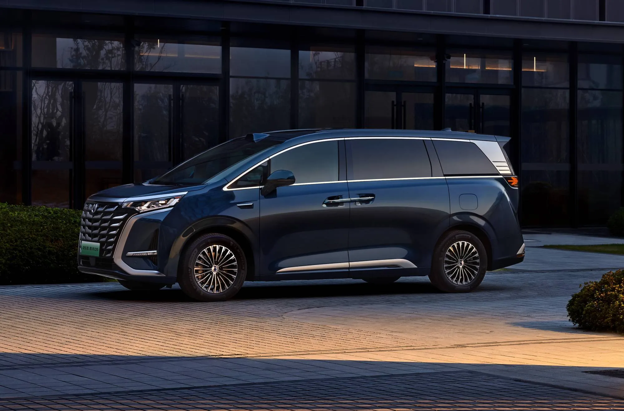 Минивэн Denza D9: внезапный успех на рынке Индонезии