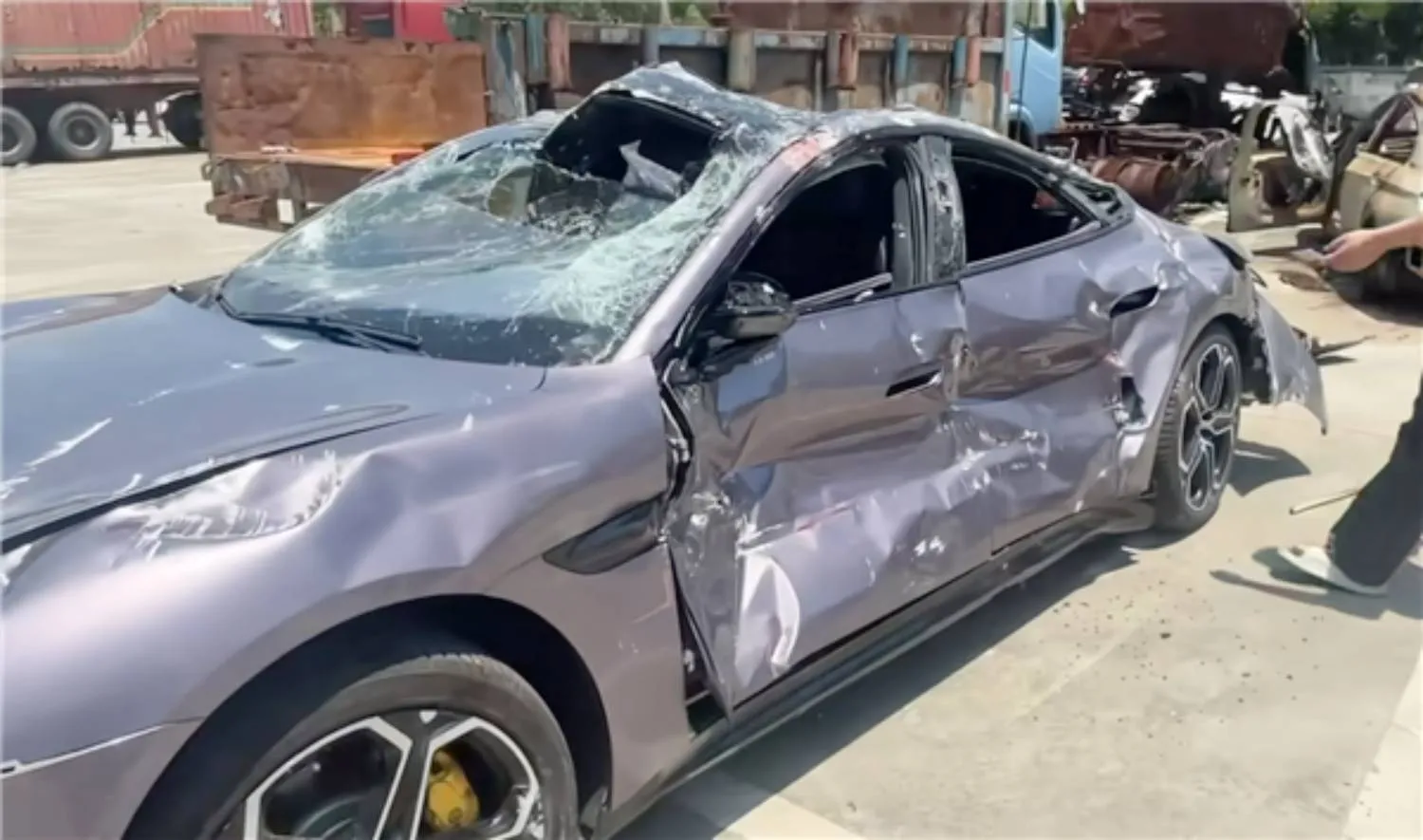 На Xiaomi SU7 сверху упал грузовик: машина — в смятку, но работает