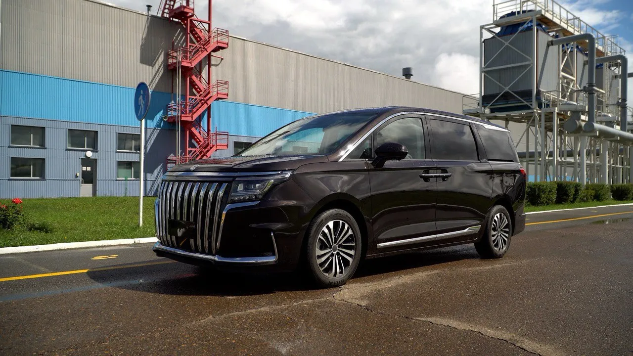 В России наладили выпуск одноклассника Toyota Alphard. Sollers SP7 пригодится семьям, фирмам и бизнесменам
