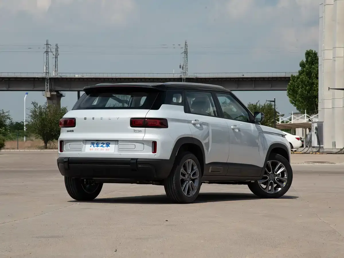 Geely обновила маленький Icon. Под замену пошли ручки, тачскрин и отделка хромом