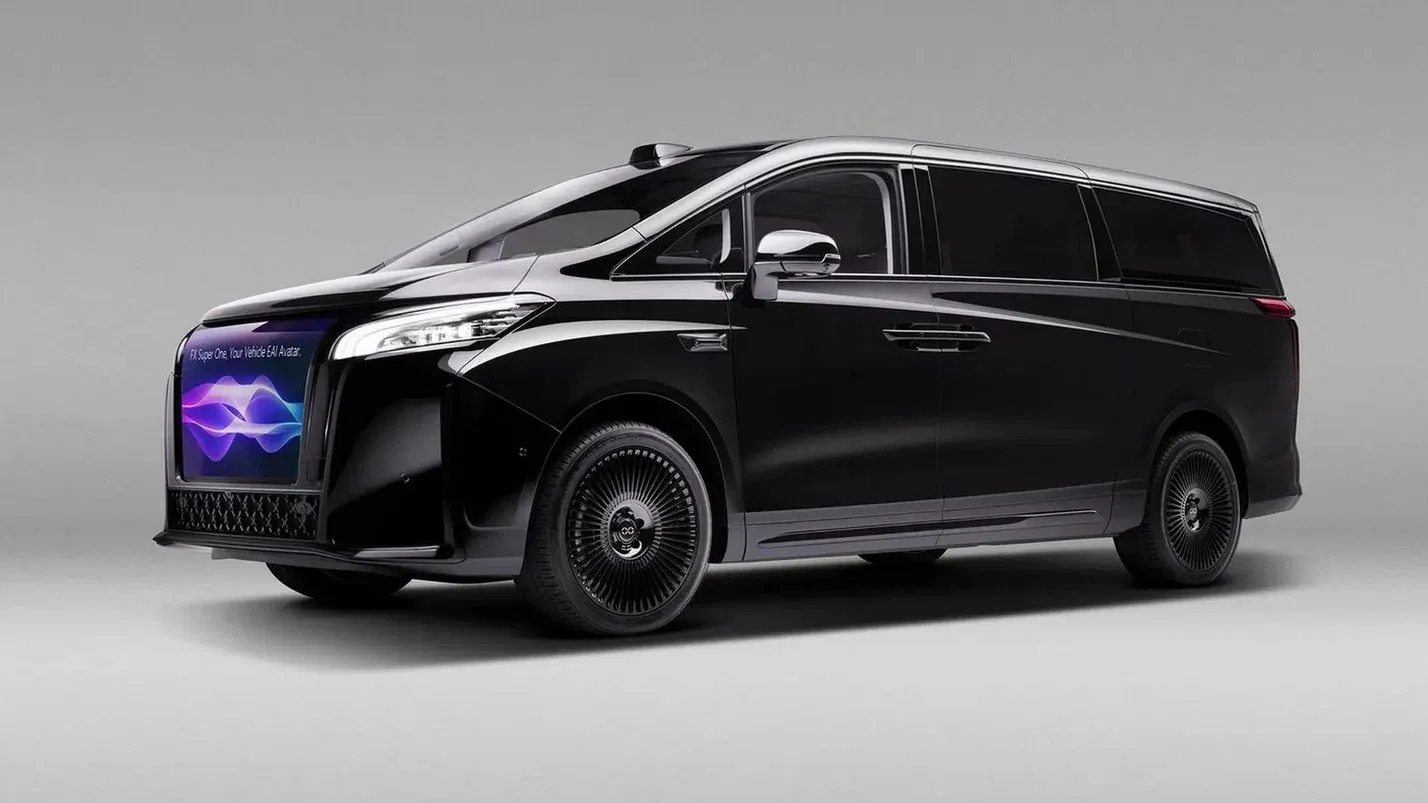 Faraday Future встроила «телевизор» вместо решётки радиатора. Это выглядит странно