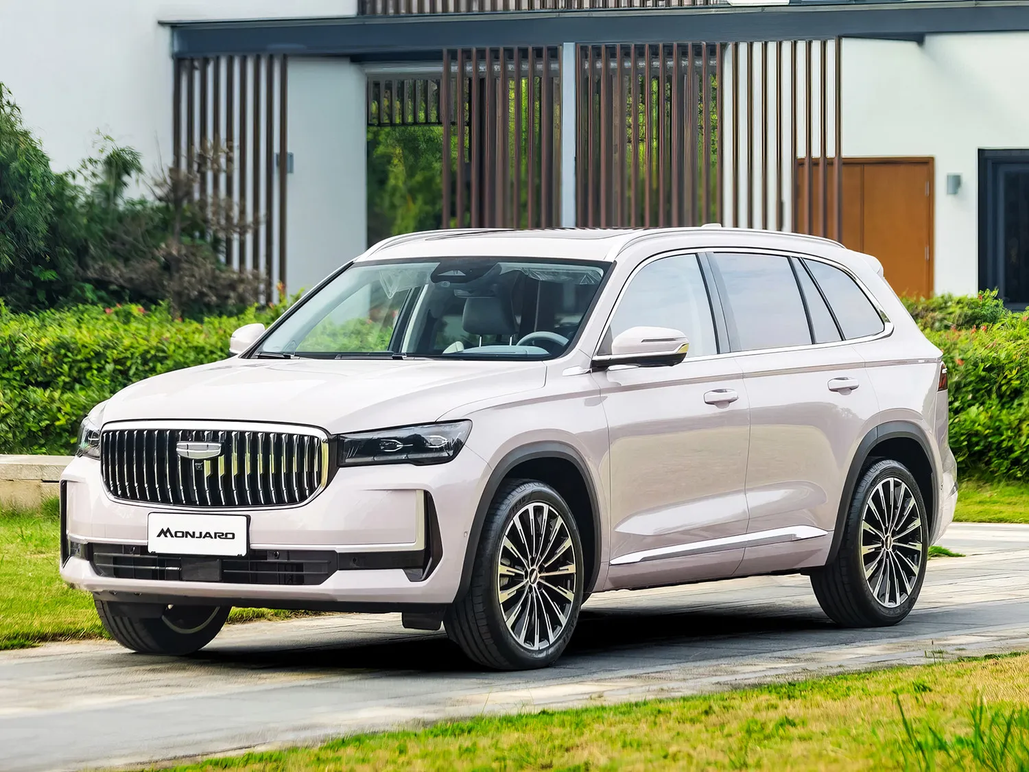 Geely Monjaro ждут белорусская сборка, рестайлинг и возможная смена бренда