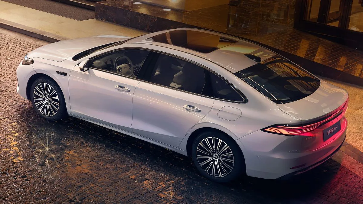 Geely подготовила гибридное «наступление» до конца 2025 года