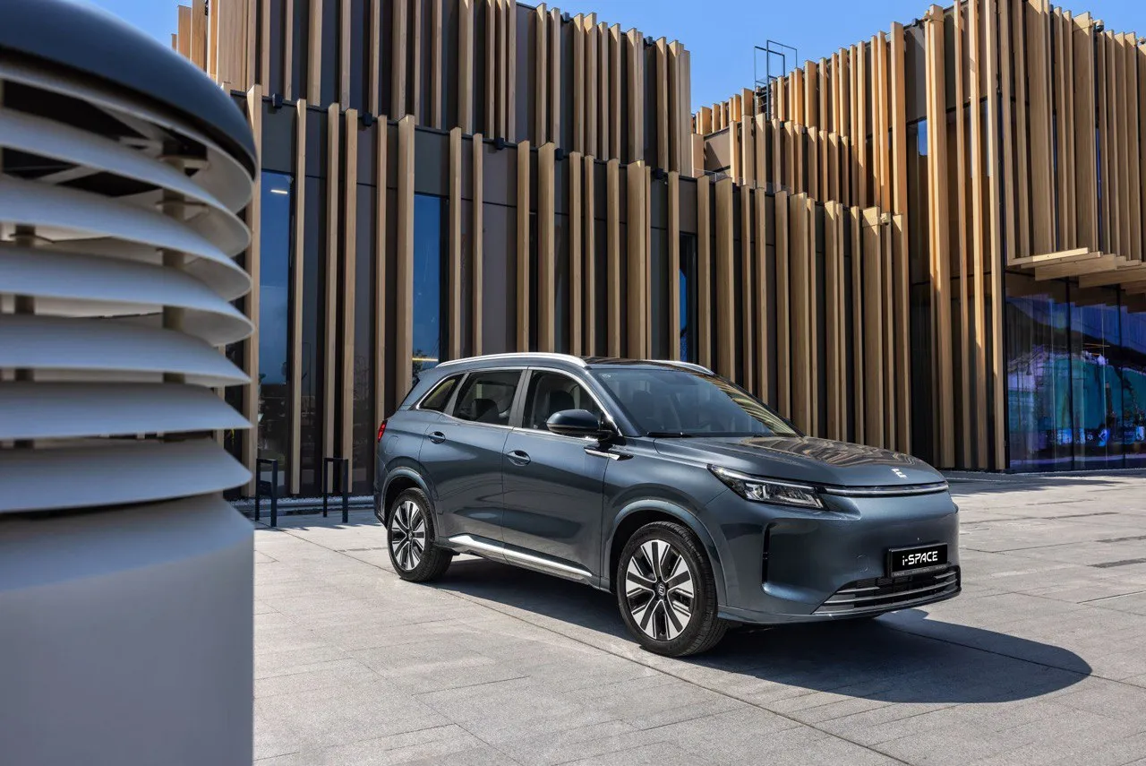 Начались продажи обновлённого российского гибрида Evolute i-Space