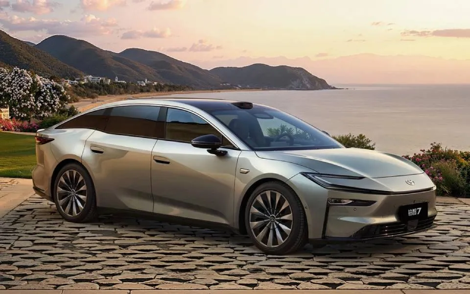 Новый седан Toyota bZ7 позволит управлять умным домом прямо из машины