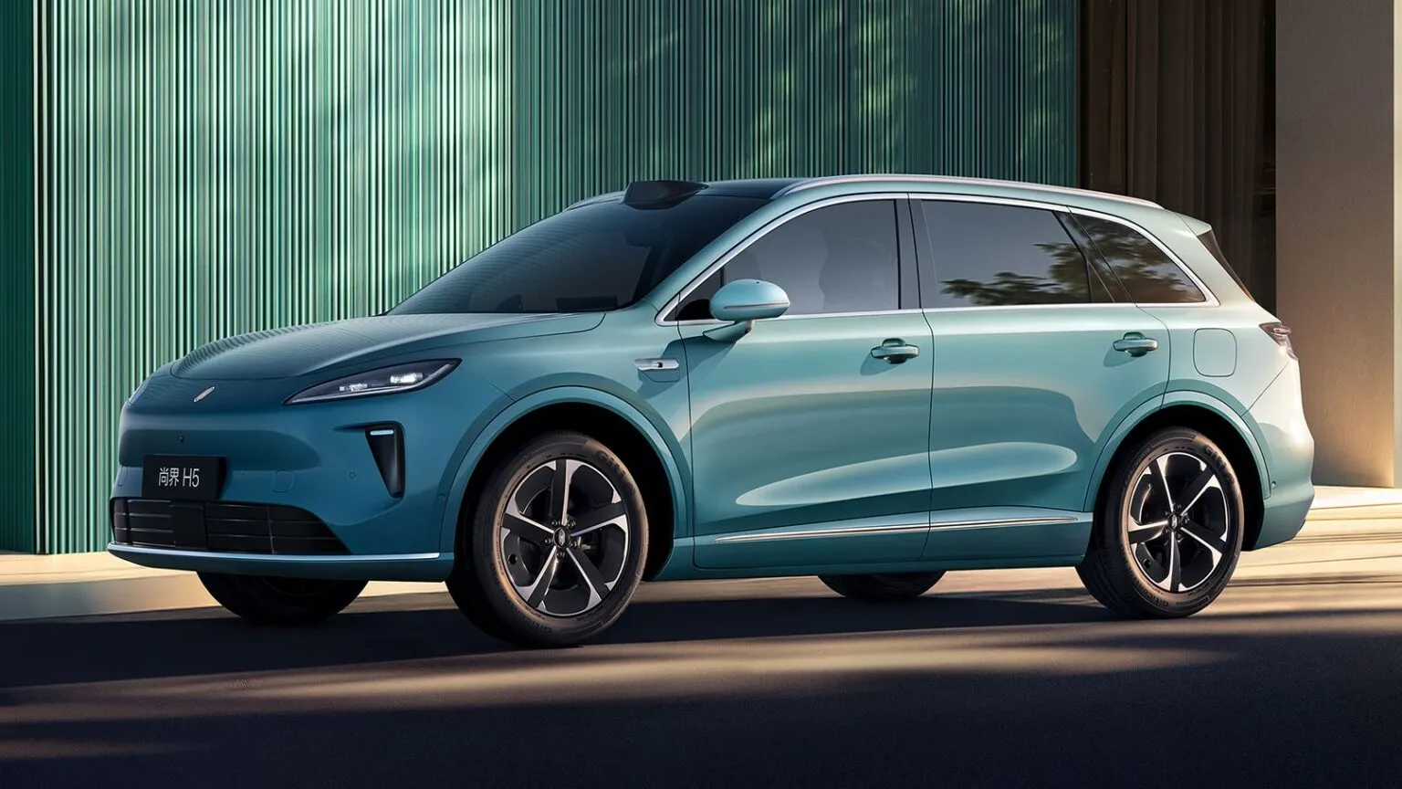 Huawei и SAIC выпустили большой, но доступный кроссовер: за час собрано 10 000 заявок