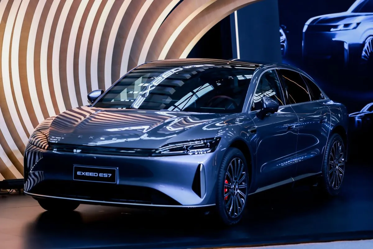 У марки Exeed новый флагман — гибридный седан ES7