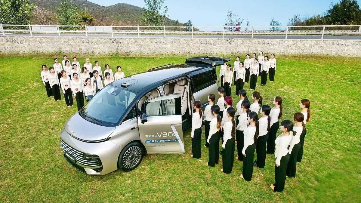 В минивэн Geely Galaxy V900 смогло залезть рекордное количество человек