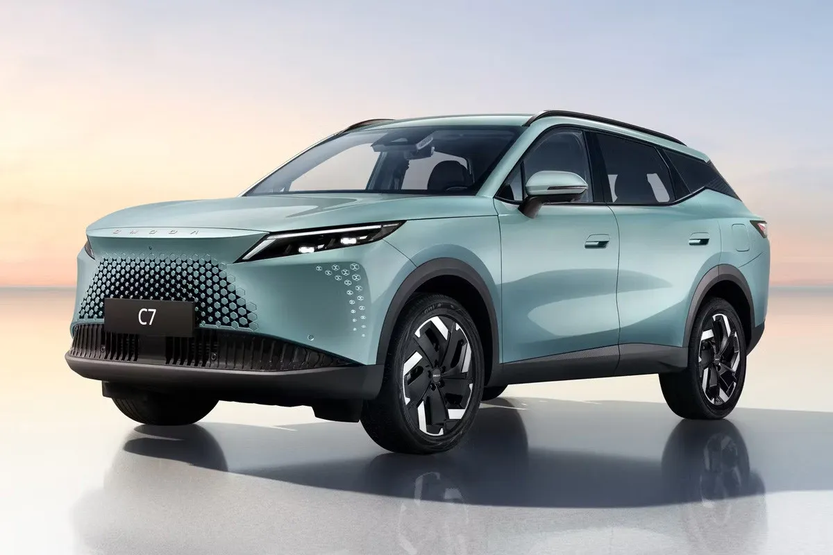 Новейшие кроссоверы Omoda C7 отправляют на внеплановый ремонт