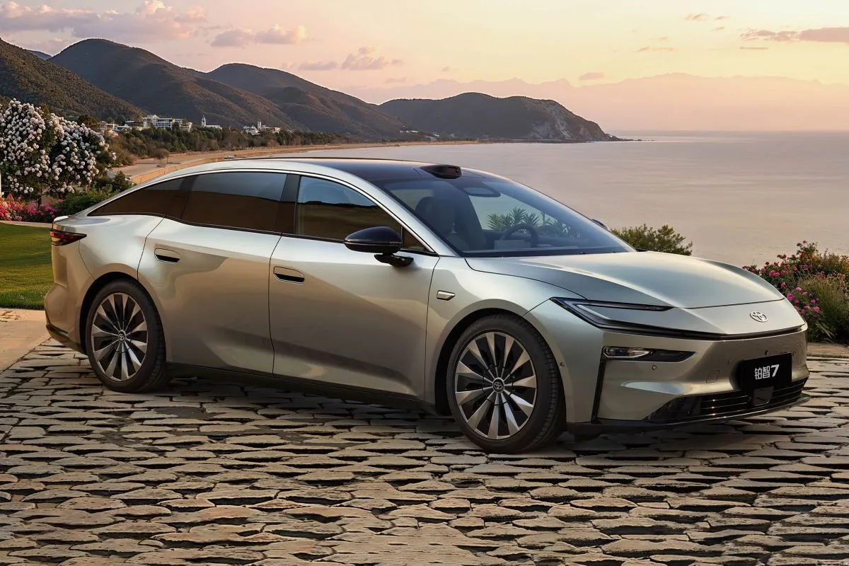 Похож на Camry, но намного крупнее: в Китае начали приём предзаказов на новый седан Toyota bZ7