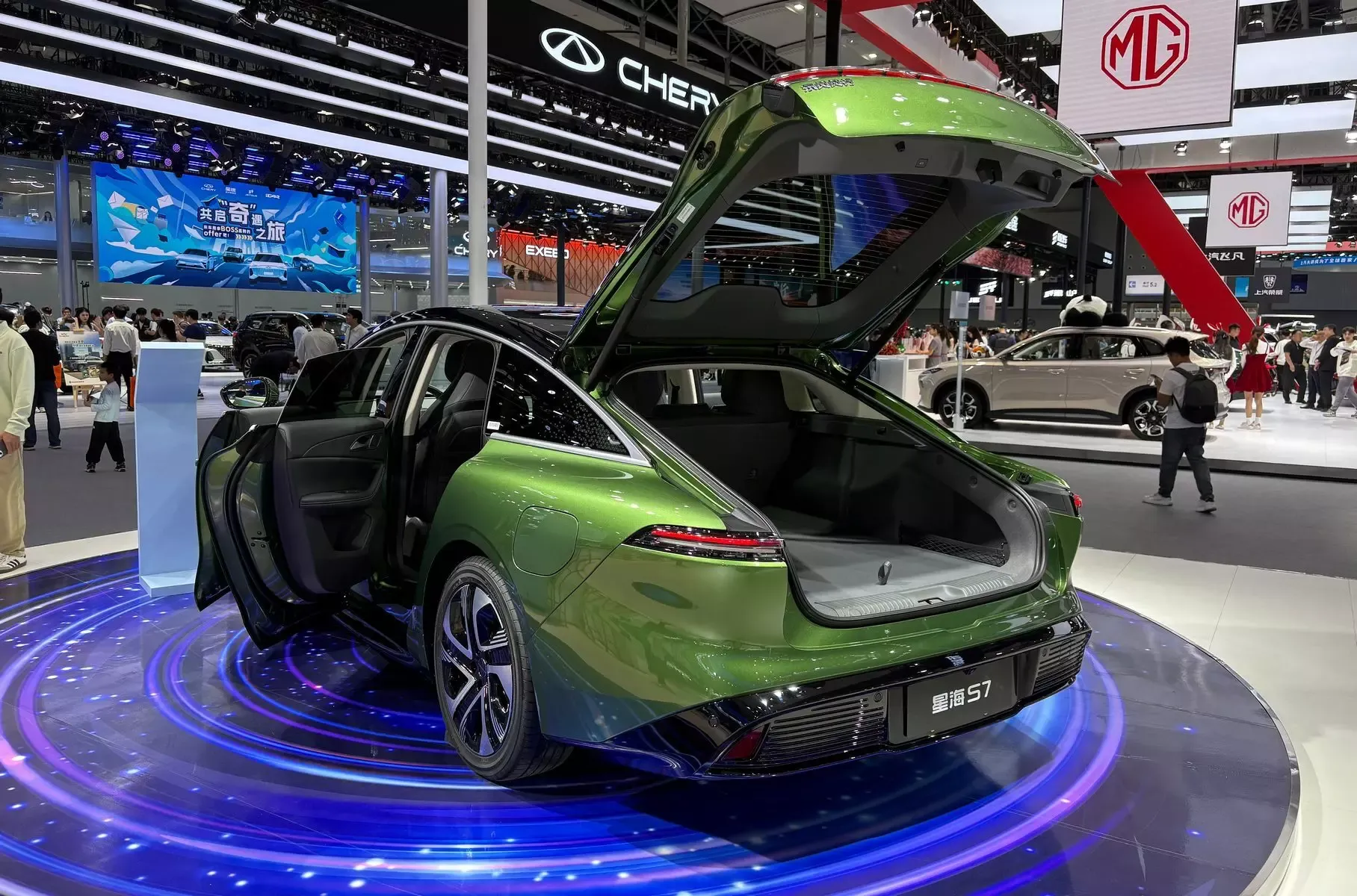 Простая начинка, но рекордная аэродинамика: представлен Forthing Xinghai S7