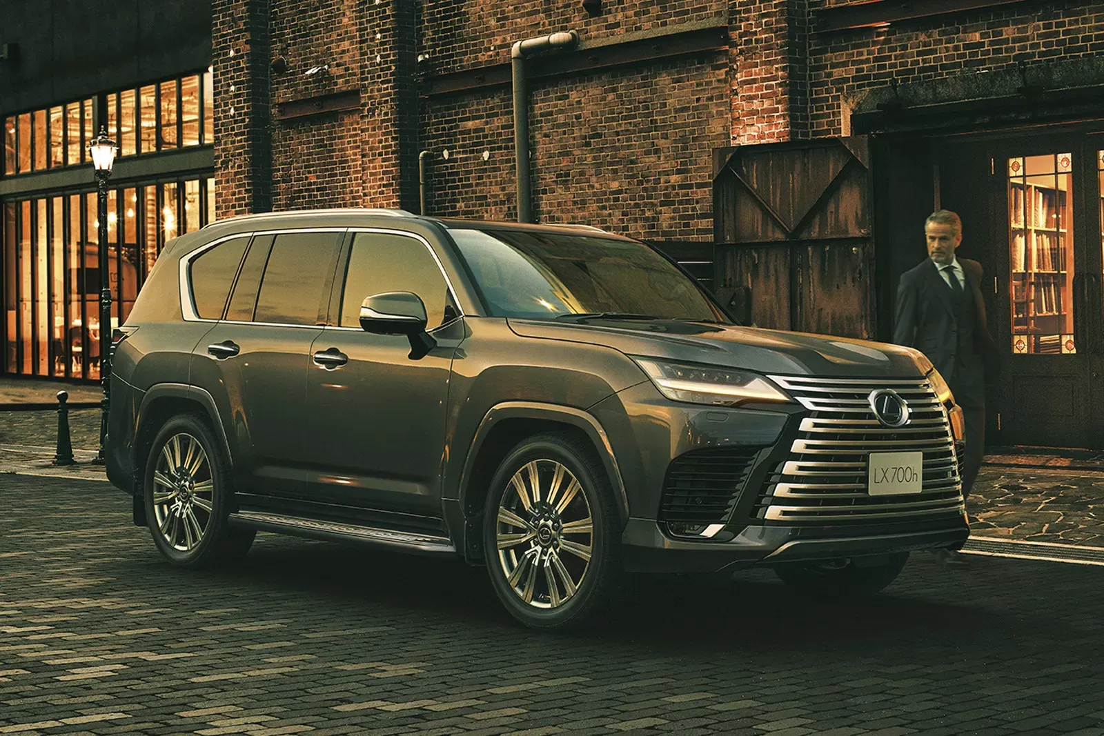 Новый флагман: у Lexus LX появилась версия 700h