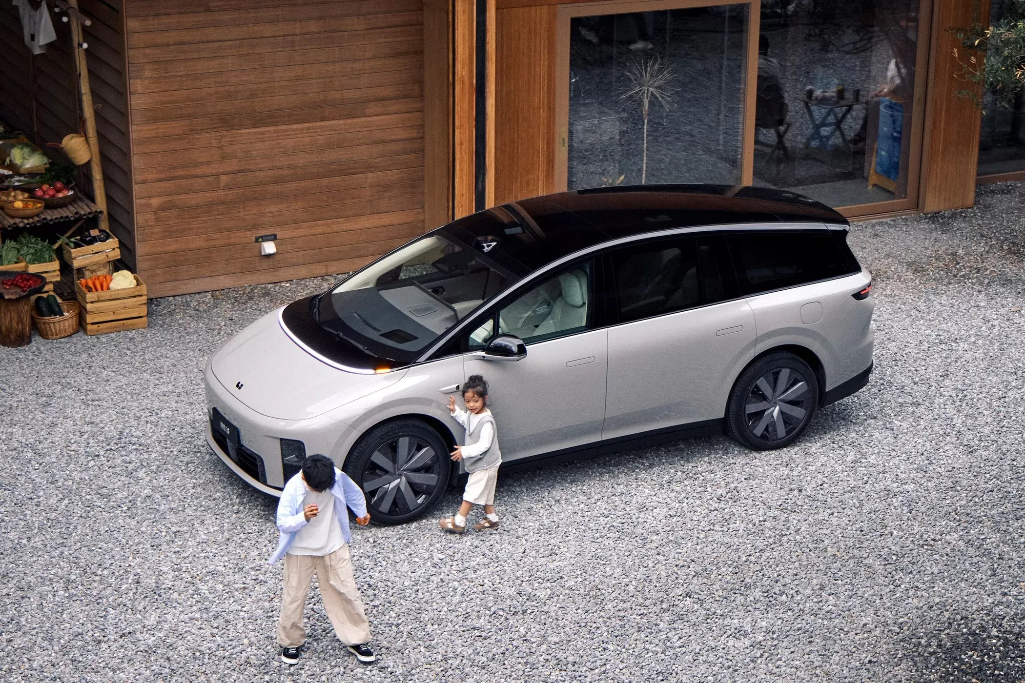 Ли Сян представил «небольшой внедорожный MEGA-автомобиль». Это электрический кроссвэн Li i8