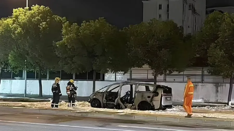 В Шанхае полностью выгорел электрический минивэн Li Auto Mega с батареей от CATL