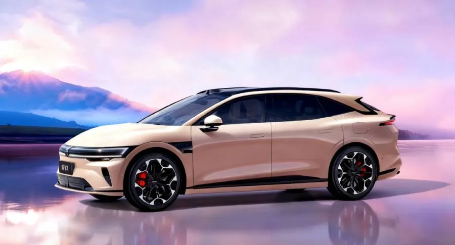 Мощный Zeekr 007 GT получил стильную «Розовую дымку»