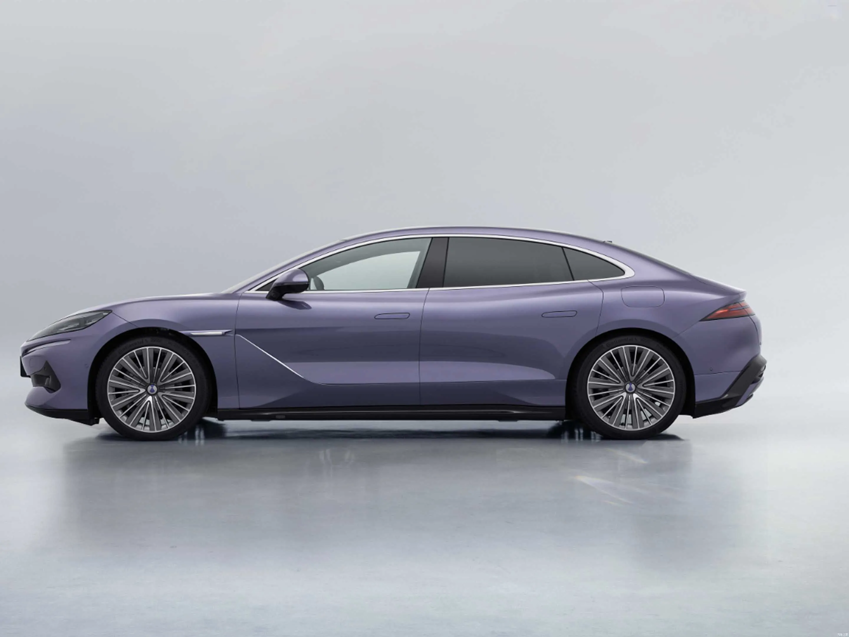 Denza Z9: купить элегантный премиум-седан