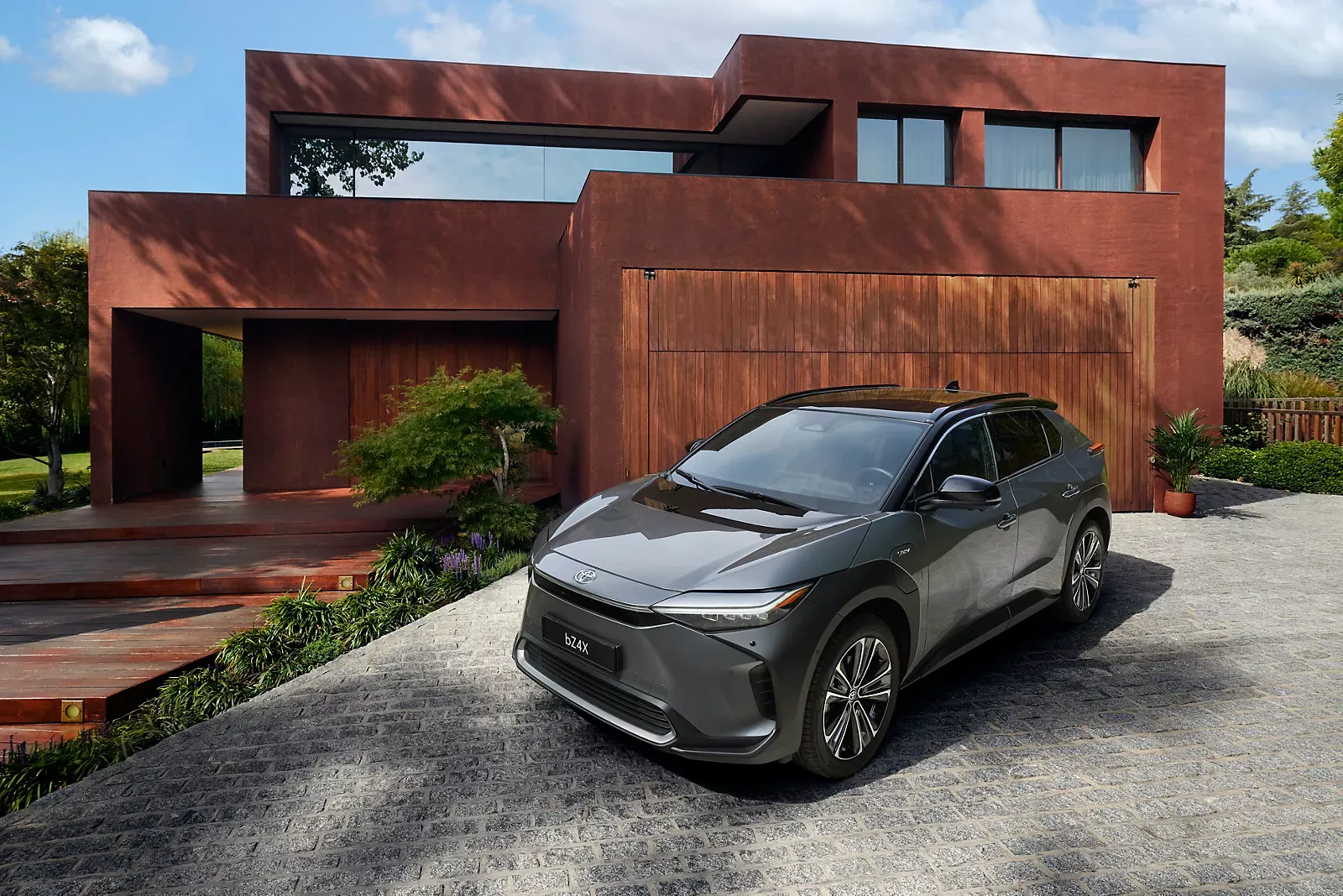 Toyota BZ4X: купить электрический кроссовер