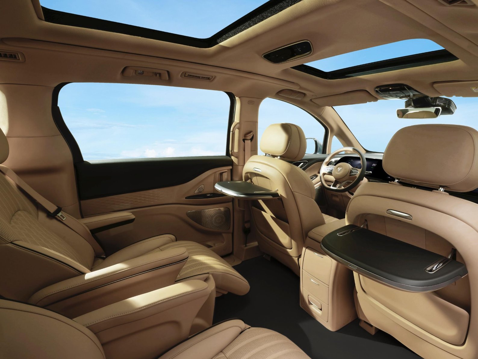 Мобильный офис на втором ряду сидений