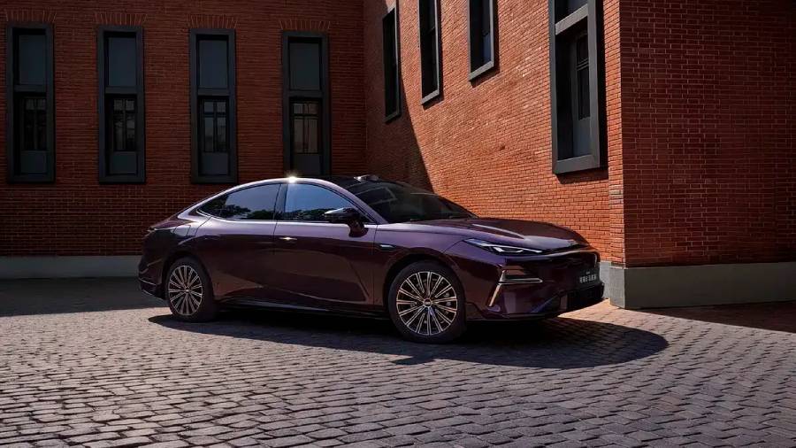 Geely представила новую версию седана Galaxy Starshine 8