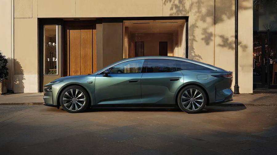 Озвучена цена седана Toyota bZ7 с электроникой Huawei в КНР