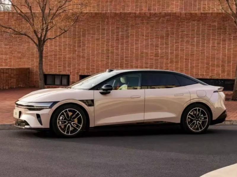 Zeekr объявил старт продаж новых 007 и 007 GT