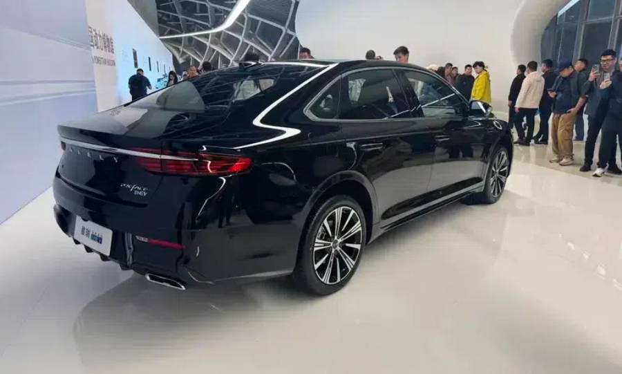 Искусственный интеллект прокачал динамику гибридному Geely Preface