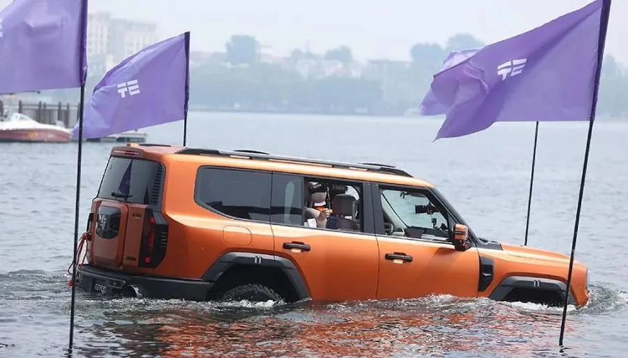 Внедорожник Jetour G700 Ark Edition переплыл озеро Яньци