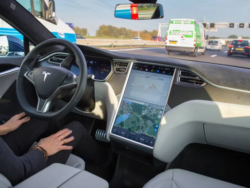 Tesla объявила о появлении автопилота на китайских машинах
