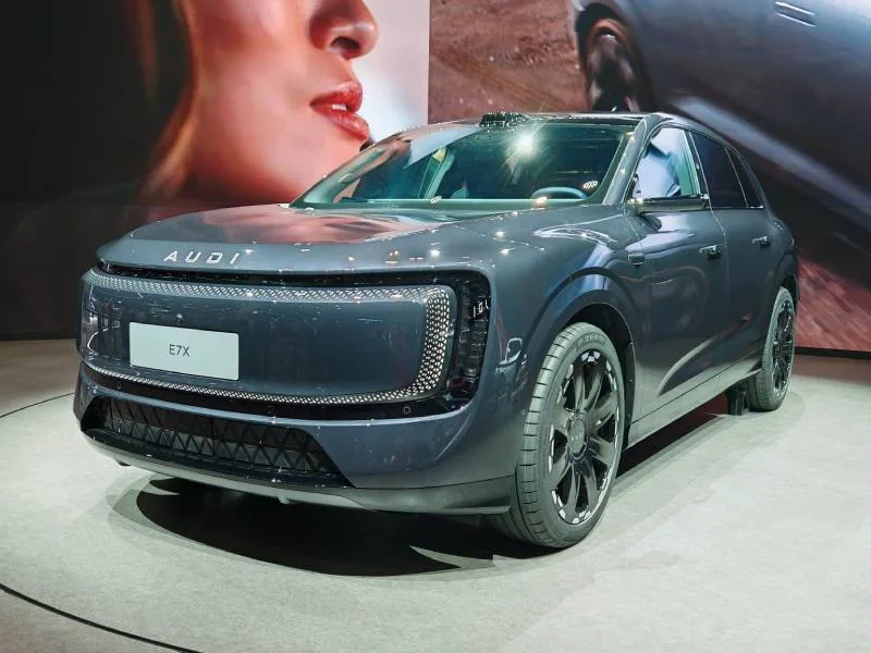 В Китае объявлены цены на кроссовер AUDI E7X без колец