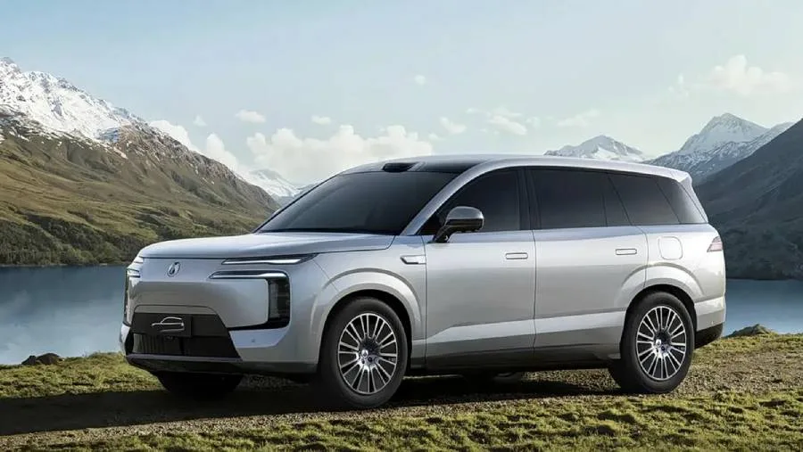 BYD официально показала электрическую версию Denza N8L