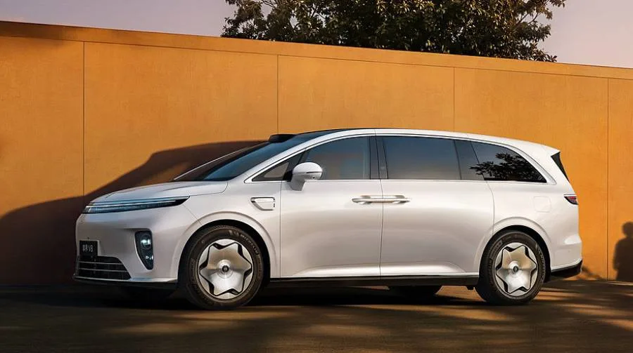 Stelato V8 удивил сиденьями с автоматическим разворотом