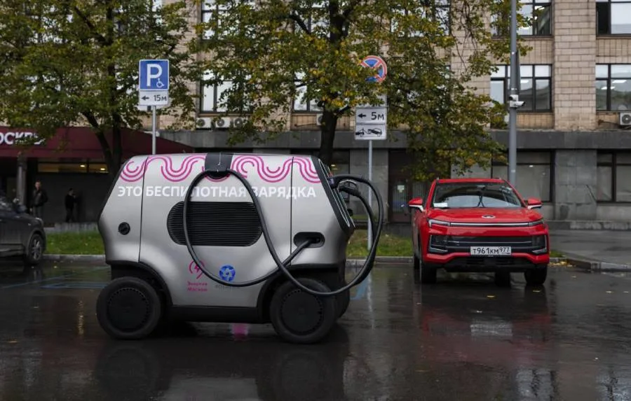 В Москве стартовали испытания мобильного робота для зарядки электрокаров